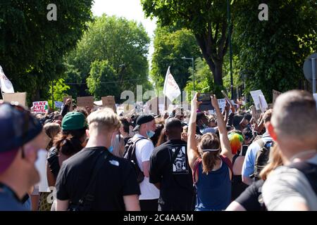 Dublin / Irland - 1. Juni 2020 : Tausende von Menschen marschierten in Solidarität mit Black Lives Matter Demonstranten in den Vereinigten Staaten durch Dublin. Stockfoto