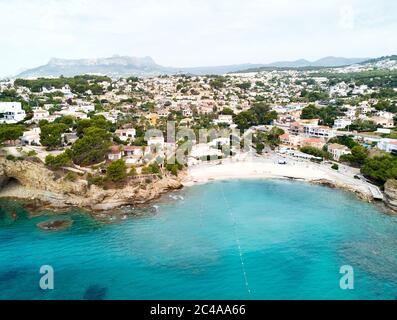 Fernsicht felsige Buchten, Sandstrand, winzige Bucht von Benissa. Türkisfarbenes helles blaues Meereswasser Hanglandschaft an sonnigen Tagen. Luftaufnahme Drohne Punkt Stockfoto