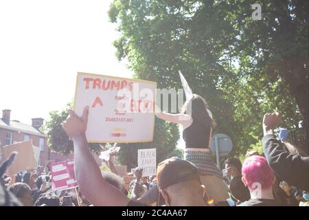 Dublin / Irland - 1. Juni 2020 : Tausende von Menschen marschierten in Solidarität mit Black Lives Matter Demonstranten in den Vereinigten Staaten durch Dublin. Stockfoto