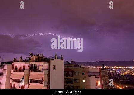 Gewitter über der Stadt Thessaloniki, Griechenland Stockfoto