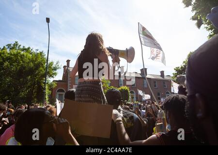 Dublin / Irland - 1. Juni 2020 : Tausende von Menschen marschierten in Solidarität mit Black Lives Matter Demonstranten in den Vereinigten Staaten durch Dublin. Stockfoto