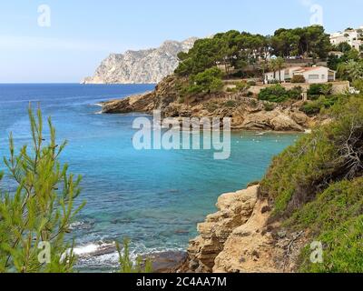 Malerische Aussicht idyllische Landschaft Benissa felsige Küste. Türkisfarbenes Wasser des Mittelmeers Sonnentag. Reise und Tourismus schöne Orte Konzept. Stockfoto