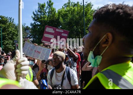 Dublin / Irland - 1. Juni 2020 : Tausende von Menschen marschierten in Solidarität mit Black Lives Matter Demonstranten in den Vereinigten Staaten durch Dublin. Stockfoto