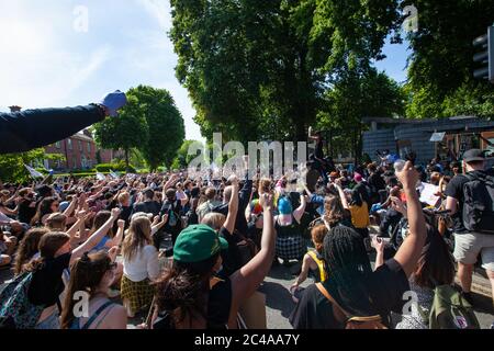 Dublin / Irland - 1. Juni 2020 : Tausende von Menschen marschierten in Solidarität mit Black Lives Matter Demonstranten in den Vereinigten Staaten durch Dublin. Stockfoto