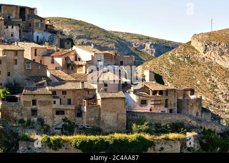 Während sonnigen warmen Tages Blick auf die alten veralteten ländlichen Häuser von Bocairent Bergdorf im Nordwesten des Mariola Berges. Spanien Stockfoto