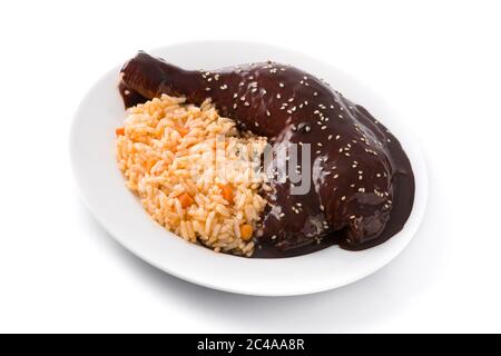 Traditionelle Mole Poblano mit Reis in Teller isoliert auf weißem Hintergrund Stockfoto