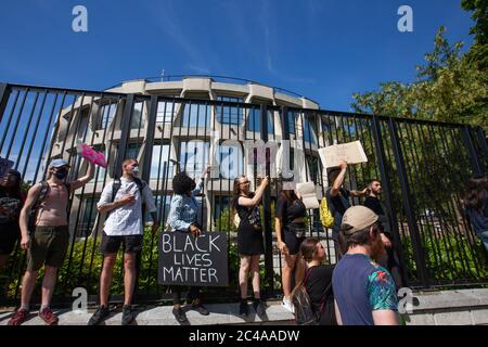 Dublin / Irland - 1. Juni 2020 : Tausende von Menschen marschierten in Solidarität mit Black Lives Matter Demonstranten in den Vereinigten Staaten durch Dublin. Stockfoto