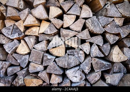 Stapel Feuerholz. Gestapelt gehackte Birke Holz Hintergrund Textur. Stockfoto