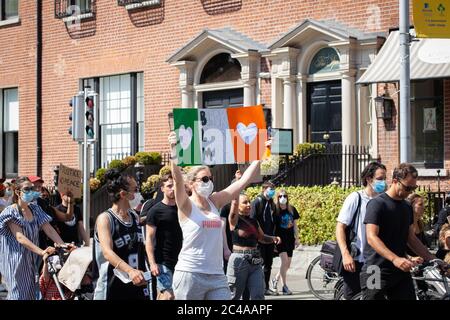 Dublin / Irland - 1. Juni 2020 : Tausende von Menschen marschierten in Solidarität mit Black Lives Matter Demonstranten in den Vereinigten Staaten durch Dublin. Stockfoto