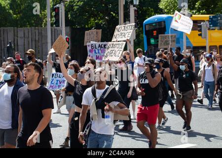 Dublin / Irland - 1. Juni 2020 : Tausende von Menschen marschierten in Solidarität mit Black Lives Matter Demonstranten in den Vereinigten Staaten durch Dublin. Stockfoto