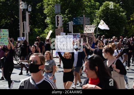 Dublin / Irland - 1. Juni 2020 : Tausende von Menschen marschierten in Solidarität mit Black Lives Matter Demonstranten in den Vereinigten Staaten durch Dublin. Stockfoto