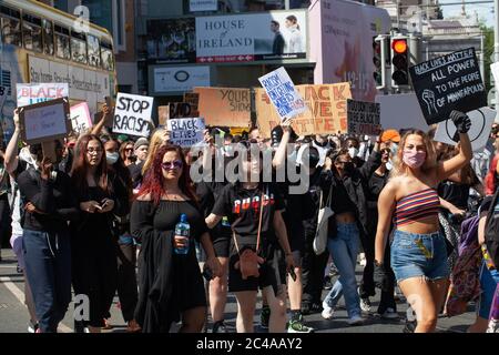 Dublin / Irland - 1. Juni 2020 : Tausende von Menschen marschierten in Solidarität mit Black Lives Matter Demonstranten in den Vereinigten Staaten durch Dublin. Stockfoto