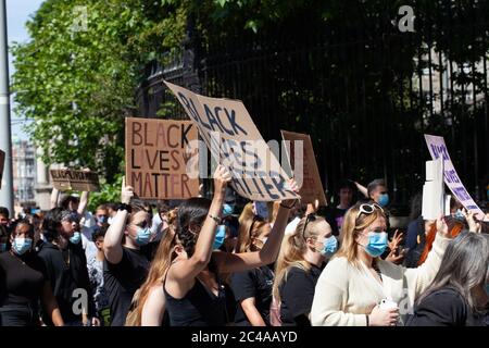 Dublin / Irland - 1. Juni 2020 : Tausende von Menschen marschierten in Solidarität mit Black Lives Matter Demonstranten in den Vereinigten Staaten durch Dublin. Stockfoto