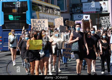 Dublin / Irland - 1. Juni 2020 : Tausende von Menschen marschierten in Solidarität mit Black Lives Matter Demonstranten in den Vereinigten Staaten durch Dublin. Stockfoto