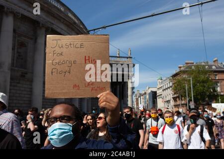 Dublin / Irland - 1. Juni 2020 : Tausende von Menschen marschierten in Solidarität mit Black Lives Matter Demonstranten in den Vereinigten Staaten durch Dublin. Stockfoto