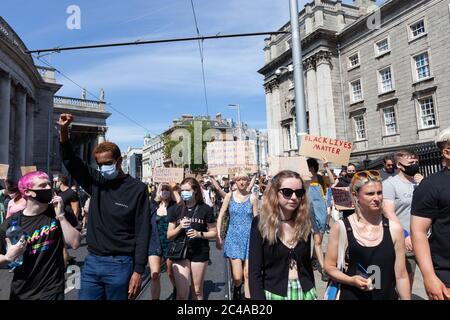 Dublin / Irland - 1. Juni 2020 : Tausende von Menschen marschierten in Solidarität mit Black Lives Matter Demonstranten in den Vereinigten Staaten durch Dublin. Stockfoto