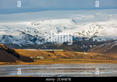 Blick auf die verschneiten Berge bei Vik an der Südküste Islands, von Dyrholaey aus gesehen Stockfoto