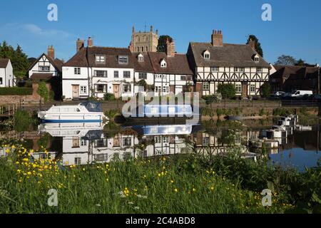 Cottages und Tewkesbury Abbey am Fluss Avon, Tewkesbury, Gloucestershire, England, Großbritannien, Europa Stockfoto