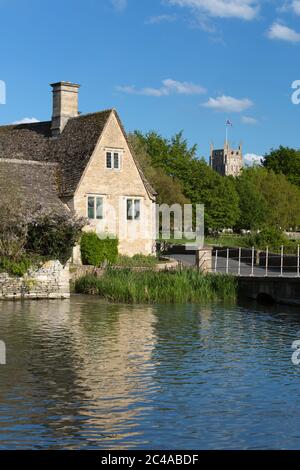 Fluß Coln und Fairford Kirche, Fairford, Cotswolds, Gloucestershire, England, Vereinigtes Königreich, Europa Stockfoto