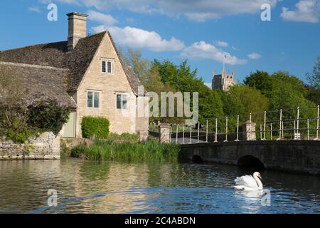 Fluß Coln und Fairford Kirche, Fairford, Cotswolds, Gloucestershire, England, Vereinigtes Königreich, Europa Stockfoto