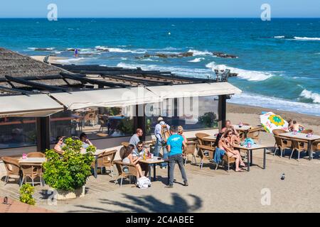 Leute in der Strandbar Maracas, an der Playa de Arroyo de la Miel y los Melilleros, Benalmadena Costa, Costa del Sol, Provinz Málaga, Andalusien, Süd Sp Stockfoto