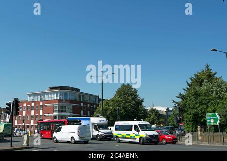 Autoverkehr an der chalkers Corner, einer wichtigen Kreuzung in East Sheen, Südwesten londons, england Stockfoto