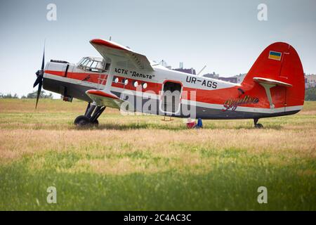 Kiew, Ukraine - 21. Juni 2020: Rotes Antonov an-2T UR-AGS-Flugzeug am Flughafen Tschaika. Ein kleines Flugzeug für Fallschirmspringer. Ukrainische Flugzeug, das ist auch Stockfoto