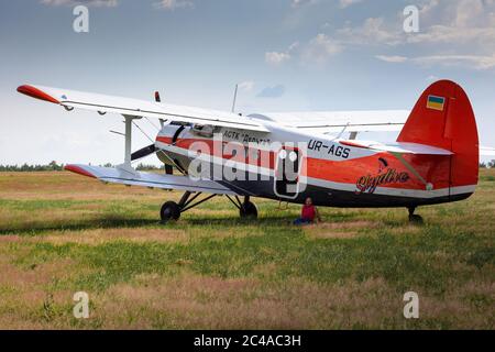 Kiew, Ukraine - 21. Juni 2020: Rotes Antonov an-2T UR-AGS-Flugzeug am Flughafen Tschaika. Ein kleines Flugzeug für Fallschirmspringer. Ukrainische Flugzeug, das ist auch Stockfoto