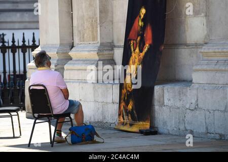 London, Großbritannien. 25. Juni 2020. Ein Mann sitzt im neuen Gebetsgarten im Freien im Innenhof des St. Martin-in-the-Fields, Trafalgar Square, wo alle willkommen sind, um zu meditieren, zu beten und Frieden und Stille im Herzen Londons zu entdecken. Die britische Regierung hat die Einschränkungen für die Sperrung der Coronavirus-Pandemie gelockert, die ein gemeinsames Gebet ab dem 4. Juli ermöglichen. Derzeit bieten viele Kirchen ihren Gemeinden Online-Dienste an. Kredit: Stephen Chung / Alamy Live Nachrichten Stockfoto