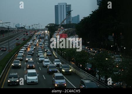 Jakarta, Indonesien. Juni 2020. Eine Reihe von Fahrzeugen stecken im Verkehr auf der Inner City toll Road und MT Haryono Road, Pancoran, Jakarta, Donnerstag, 25. Juni 2020. Die Büroaktivitäten begannen sich während des Übergangs der groß angelegten sozialen Beschränkungen (PSBB) zu erholen, als einer der Auslöser der Verkehrsdichte auf den Straßen der Mutterstadt. Eine Zunahme der Zahl der privaten Fahrzeuge und ungerade Politiken, die noch nicht in Kraft sind, hat auch die Verkehrsdichte ausgelöst. (Foto von Kuncoro Widyo Rumpoko/Pacific Press) Quelle: Pacific Press Agency/Alamy Live News Stockfoto