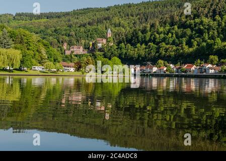 Zwingenberg im Neckartal, Blick über den Neckar zur Altstadt und Burg, Wasserspiegelung, Baden-Württemberg, Deutschland Stockfoto