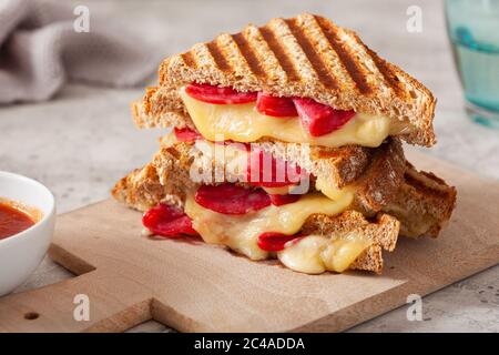 Gegrillte Salami und Käse Sandwich Stockfoto