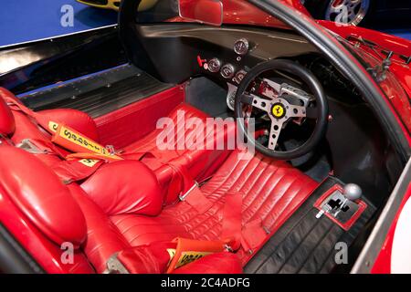 Innenansicht eines Red, 1967 Specification 330 P4 Evocation, im Coys Auction Area, der London Classic Car Show 2019 Stockfoto