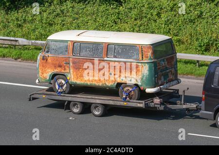 1960s 60s 60er Jahre Stil rostig alt grün antik Split-Screen VW Volkswagen kombi Scheune finden. 1962 Volkswagen Typ 2 Van Bus, Pop Top, Caddy, Transporter, Wohnmobil, kombi, Kombi, Wohnmobil, Wohnmobil, Umbau, Vee Dub, Umbauten, Mikrobus, Bus, Camper, Verrostete Volkswagen-Wohnmobile, die von einem ausländischen europäischen VW-Transporter der EU auf der Autobahn M6 in Großbritannien auf einem Anhänger abgeschleppt werden. Stockfoto