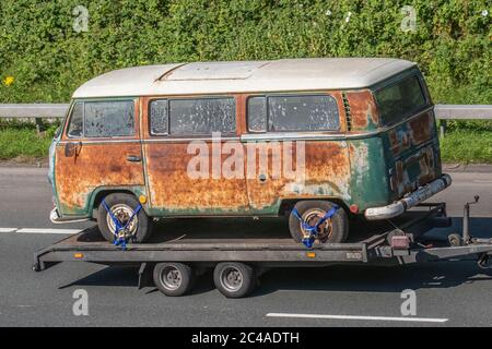 1960s 60s 60er Jahre Stil rostig alt grün antik Split-Screen VW Volkswagen kombi Scheune finden. 1962 Volkswagen Typ 2 Van Bus, Pop Top, Caddy, Transporter, Wohnmobil, kombi, Kombi, Wohnmobil, Wohnmobil, Umbau, Vee Dub, Umbauten, Mikrobus, Bus, Camper, Verrostete Volkswagen-Wohnmobile, die von einem ausländischen europäischen VW-Transporter der EU auf der Autobahn M6 in Großbritannien auf einem Anhänger abgeschleppt werden. Stockfoto