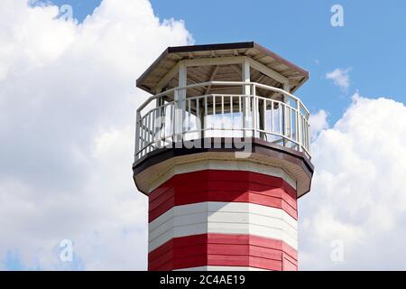 Leuchtturm Turm gegen blauen Himmel und weißen Wolken Stockfoto