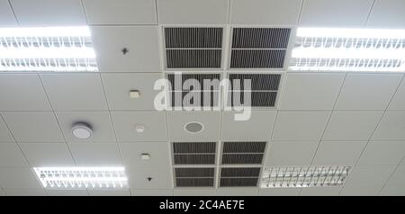 Klimaanlage Maske, Beleuchtung und moderne Ausstattung an der Decke, ausgewählte Abschalten einige Beleuchtung für Energie sparen Stockfoto