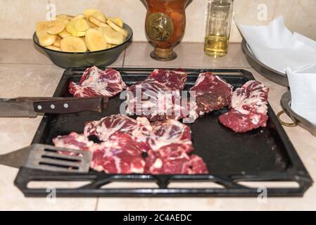 Verschiedene Arten von rohem Fleisch auf den Tischen. Auf dem rustikalen Hintergrund. Stockfoto