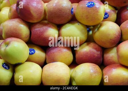 Dubai VAE - November 2019: Apfelstrauß im Supermarkt. Apple auf Verkauf Regale im Supermarkt. Frische reife Äpfel schön dargestellt. Stockfoto