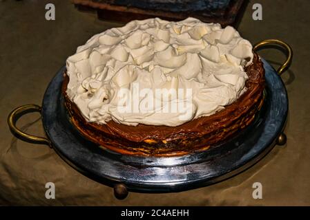 Nahaufnahme von hausgemachtem Dulce de Leche und Baiser Kuchen. Selektiver Fokus. Stockfoto