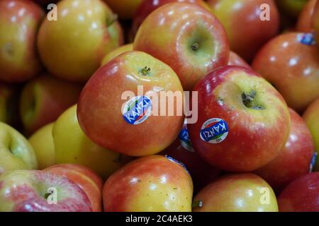 Dubai VAE - November 2019: Buschkästchen im Supermarkt mit roten Kanzi-Äpfeln. Apple auf Verkauf Regale im Supermarkt. Frische reife Äpfel werden angezeigt Stockfoto