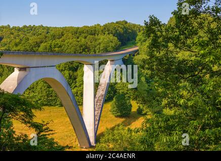 Die Natchez Trace Parkway Bridge ist ein Doppelbogenbau am Beginn der historischen Route in Tennessee. Stockfoto