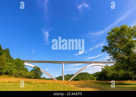 Die Natchez Trace Parkway Bridge ist ein Doppelbogenbau am Beginn der historischen Route in Tennessee. Stockfoto