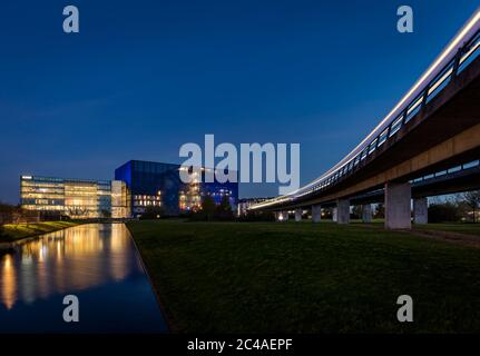 DR Konzerthalle in Kopenhagen mit den Lichtern einer U-Bahn vorbei Stockfoto