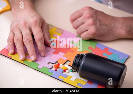 Arzt und Patient, die an der Alzheimer-Krankheit leiden Stockfoto