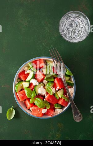 Wassermelone-Salat mit Feta-Käse, Gurke und Basilikum. Gesundes Sommerdessert Stockfoto
