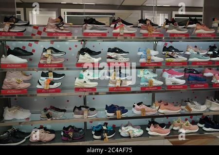 Dubai VAE Dezember 2019 Kappa Brand Sportschuhe im Geschäft. Schuhe verschiedener Marken im Einkaufszentrum. Große Sammlung von verschiedenen Sportschuhen. Stockfoto