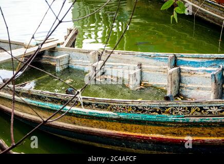 Altes Boot verfällt und ertrunken im See Stockfoto
