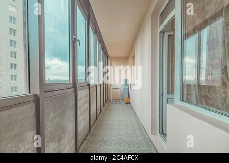 Kleine alte gemeinsame offene Balkon Interieur in hohen Wohnimmobilien Gebäude Maid aus Zement Stockfoto