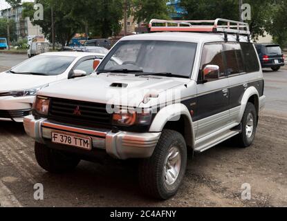 Kasachstan, Ust-Kamenogorsk - 1. Juni 2020. Auto Mitsubishi Pajero auf dem Parkplatz. SUV. Stockfoto